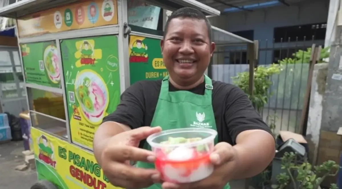 Irwan, pedagang Es Pisang Ijo Gendut. (Sumber: Baznas)