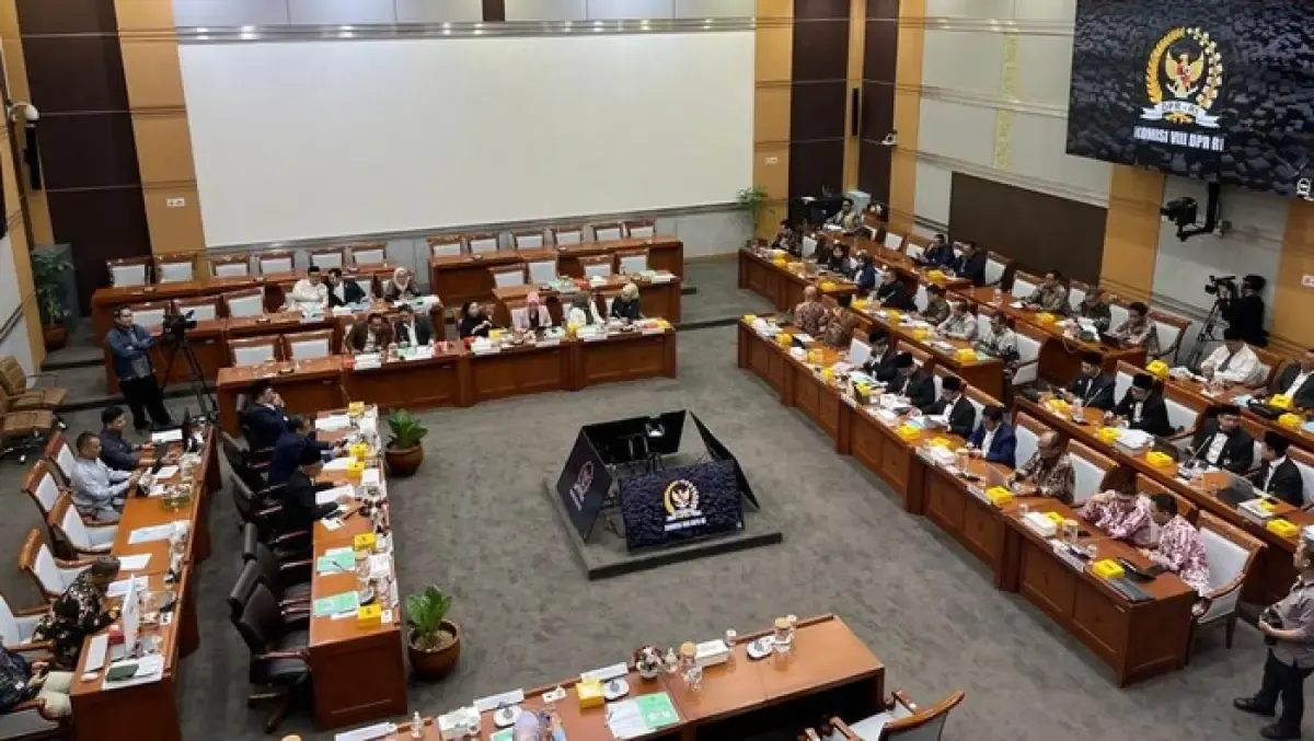 Rapat Komisi VIII DPR membahas persiapan ibadah haji 2025 pada Kamis (17/4/2025). (Sumber: Detik)