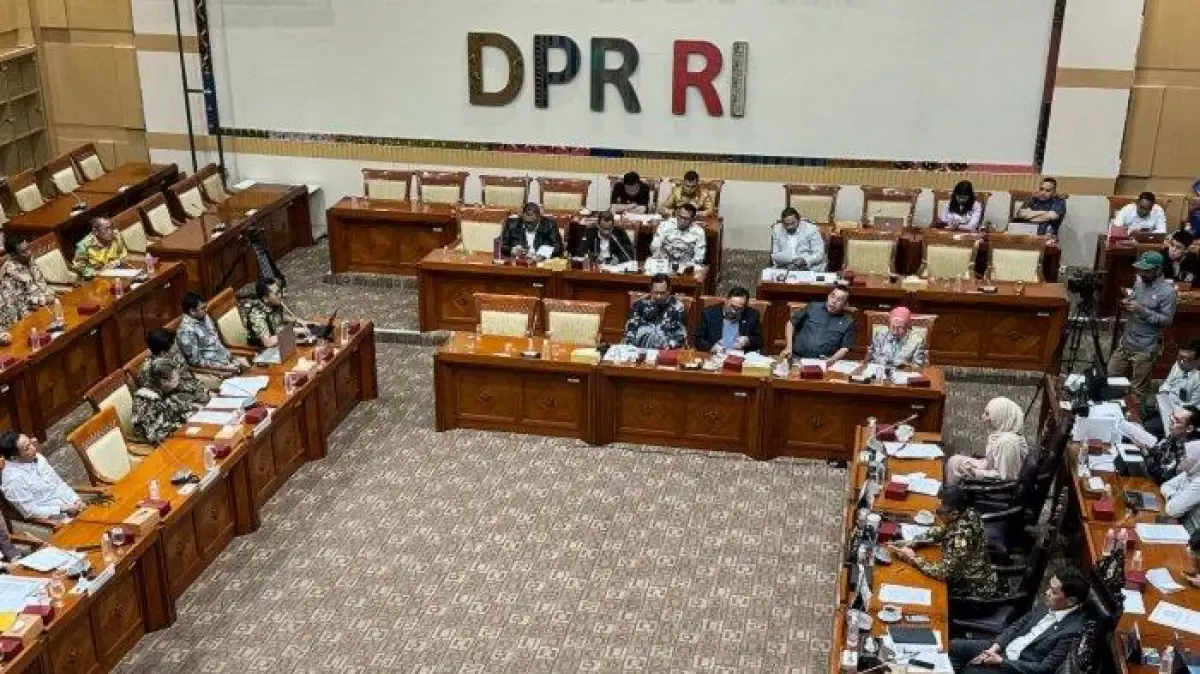 Sejumlah mantan pemain Oriental Circus Indonesia (OCI) mengadu ke Komisi III DPR RI di kompleks parlemen, Senayan, Jakarta, Senin (21/4/2025). (Sumber: DPR RI)