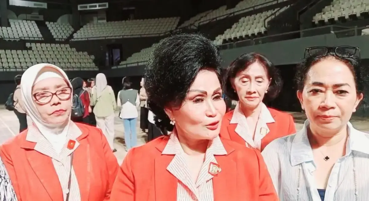 Ketua Umum Kowani Nannie Hadi Tjahjanto (kiri) dan Asisten Deputi Pengarusutamaan Gender Bidang Pembangunan Manusia, Kebudayaan, dan Pemberdayaan Masyarakat dan Pemerintah Daerah KemenPPPA Dewa Ayu Laksmiadi Janapriati (kanan). (Sumber: Antara)