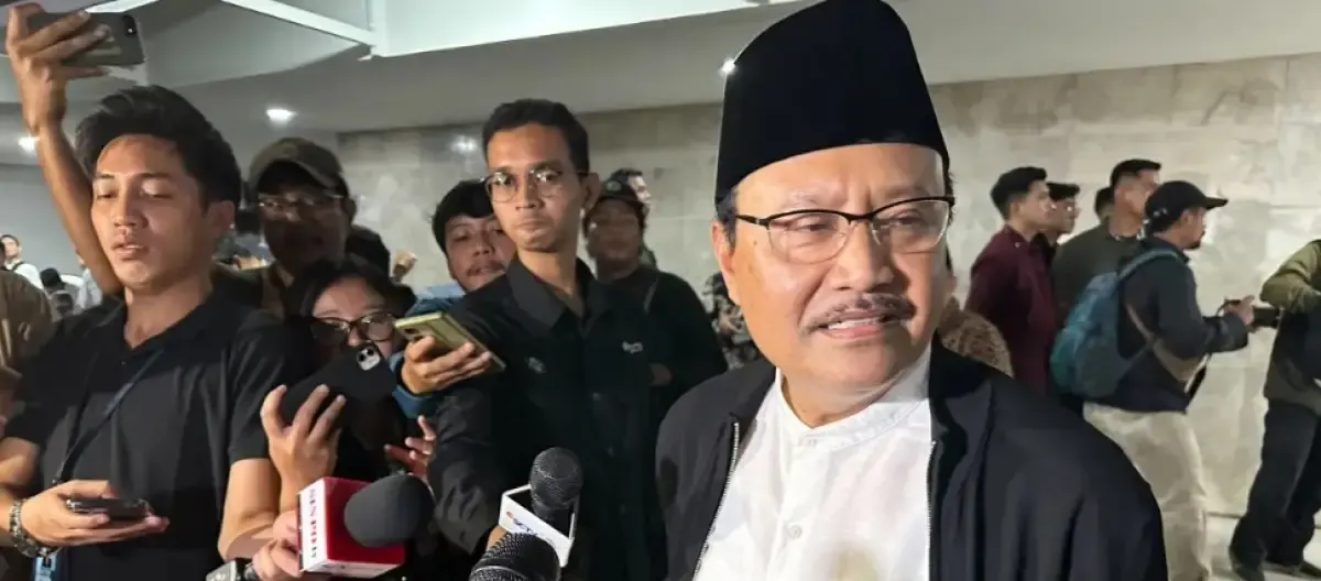 Menteri Sosial Saifullah Yusuf (kanan) memberi keterangan pers usai menghadiri halalbihalal Menteri Koordinator Bidang Pemberdayaan Masyarakat (Menko PM) di Jakarta, Minggu (20/4/2025). (Sumber: Antara)