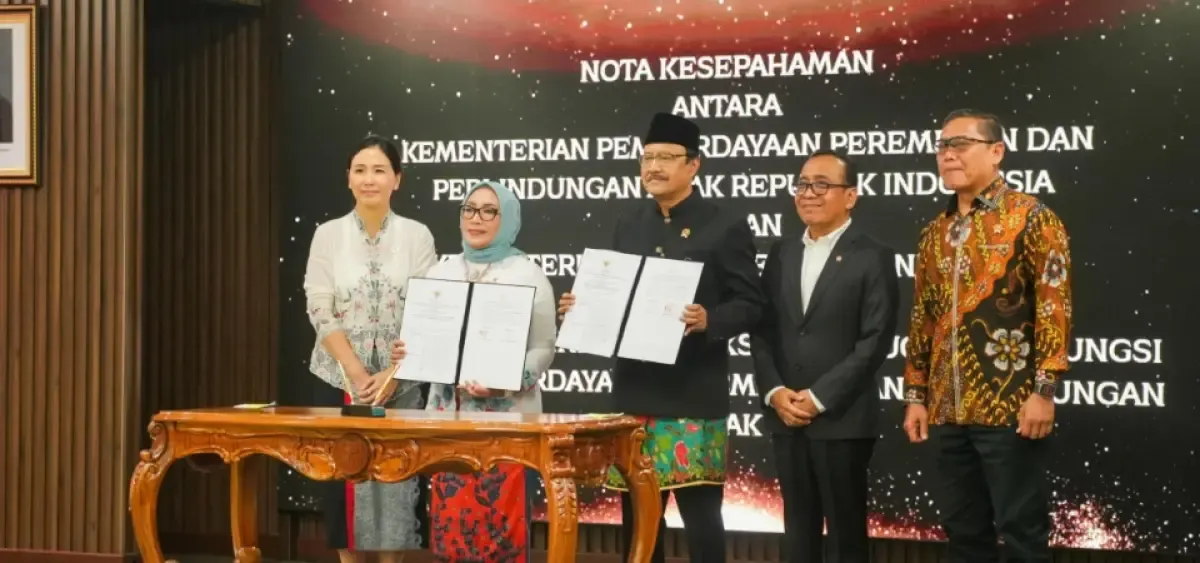 Menteri Sosial Saifullah Yusuf dan Menteri Pemberdayaan Perempuan dan Perlindungan Anak (PPPA) Arifah Fauzi menandatangani Nota Kesepahaman (MoU) di Kantor Kementerian PPPA, Jakarta, Senin (21/4/2025). (Sumber: Kemensos)
