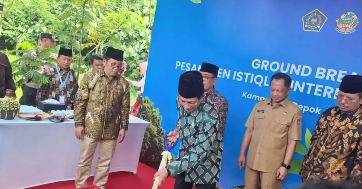 Menag Nasaruddin Umar di acara peletakan batu pertama pembangunan Pondok Pesantren Istiqlal Internasional Indonesia di Cimanggis, Depok, Selasa (22/4/2025). (Sumber: Antara)