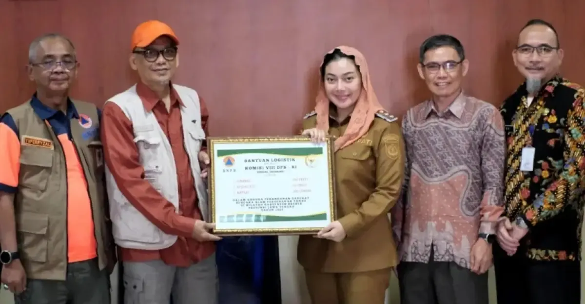 Anggota Komisi VIII DPR RI Abdul Fikri Faqih menyalurkan bantuan untuk warga terdampak bencana tanah bergerak di Desa Mendala, Kecamatan Sirampog, Kabupaten Brebes, Jawa Tengah, Senin (21/4/2025). (Sumber: Antara)