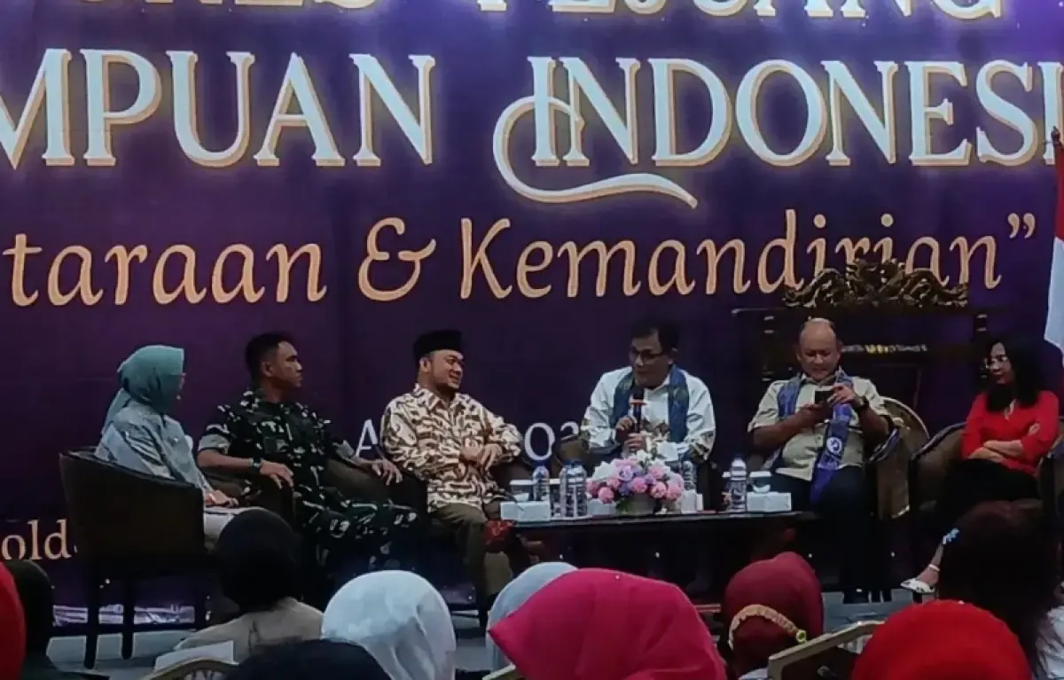 Kepala Badan Percepatan Pengentasan Kemiskinan (BP Taskin) Budiman Sudjatmiko saat menghadiri diskusi dari Kongres Pejuang Perempuan Indonesia di Jakarta, Jumat (25/5/2025). (Antara)