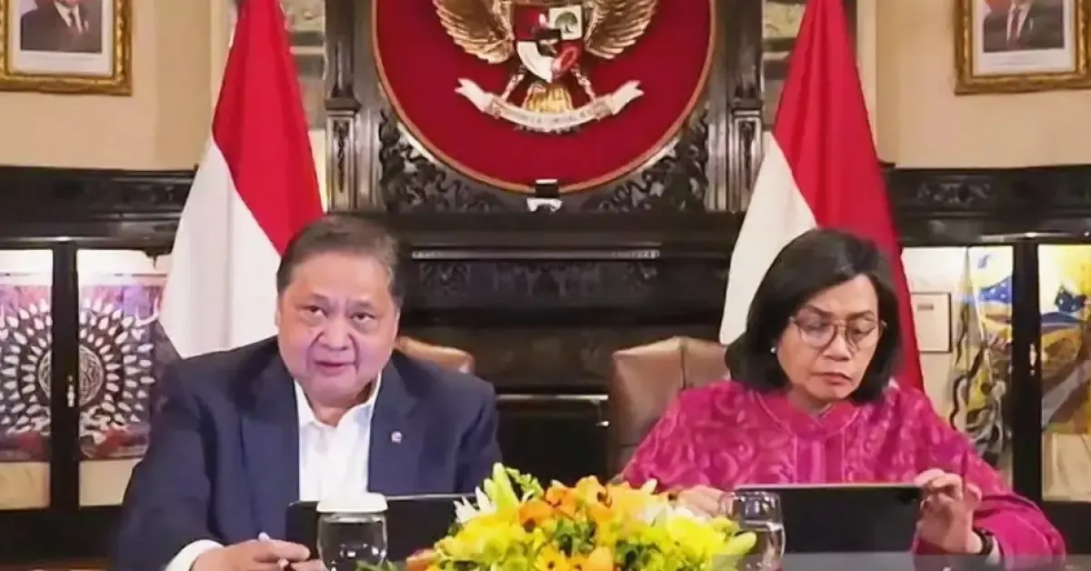 Menteri Koordinator Bidang Perekonomian Airlangga Hartarto (kiri) bersama Menteri Keuangan RI Sri Mulyani Indrawati dalam Konferensi Pers Perkembangan Lanjutan Negosiasi Dagang Indonesia-Amerika Serikat, Jumat (25/4/2025). (Sumber: Antara)