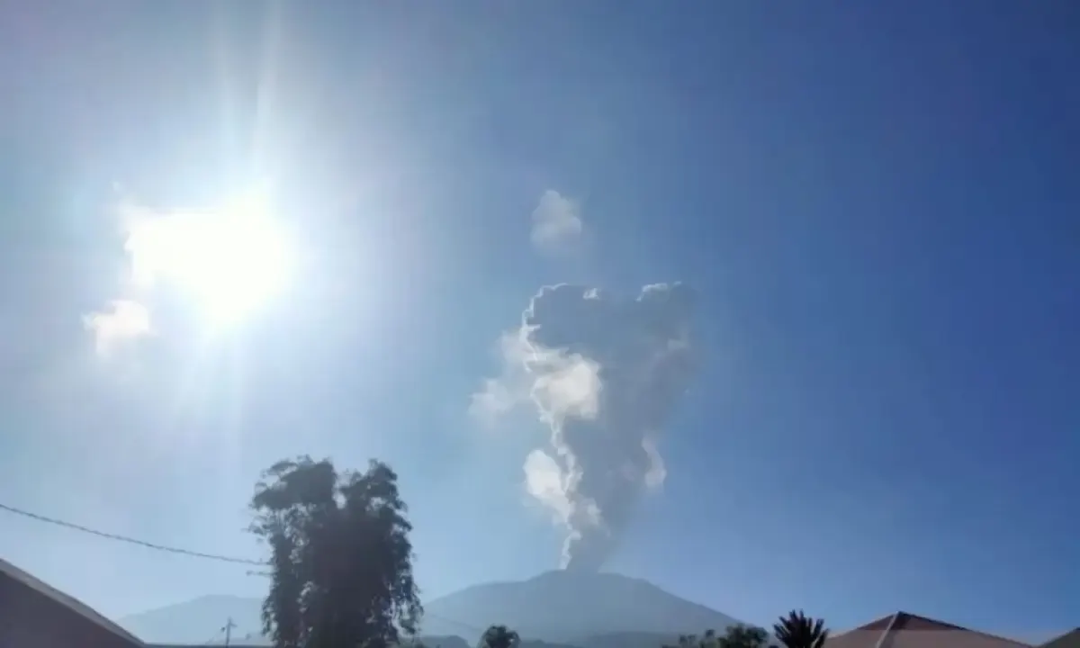 Gunung Marapi yang berada di Kabupaten Agam dan Kabupaten Tanah Datar, Provinsi Sumatera Barat meletus dan melontarkan kolom abu sekitar 1.000 meter pada Minggu (27/4/2025) pagi. (Sumber: Antara)