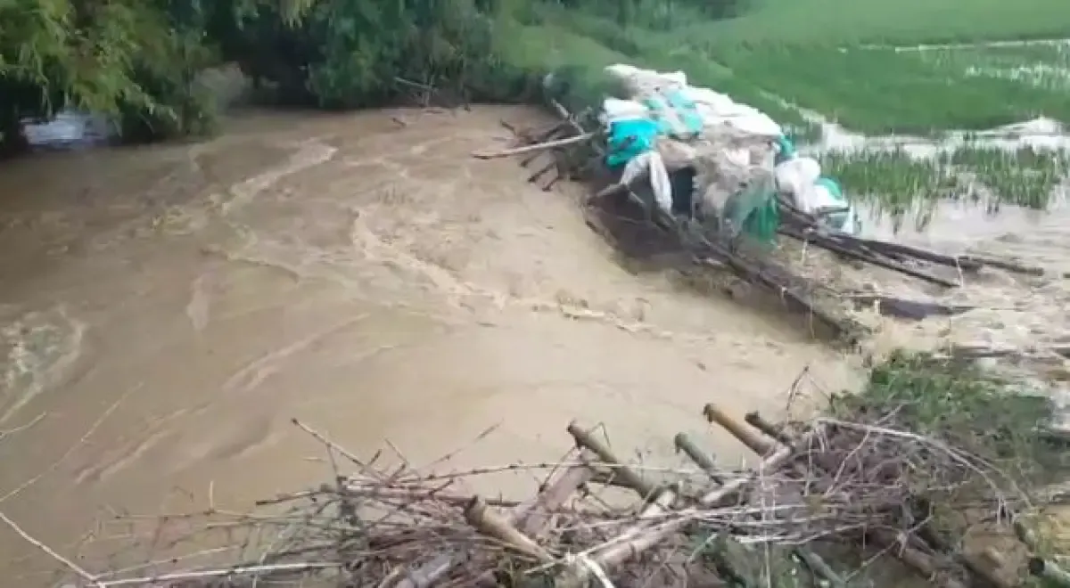 Salah satu titik tanggul jebol di Sungai Gadam turut Desa Ketitng Wetn Kecamatan Batangan, Minggu dinihari (27/4/2025). (Sumber: RRI)