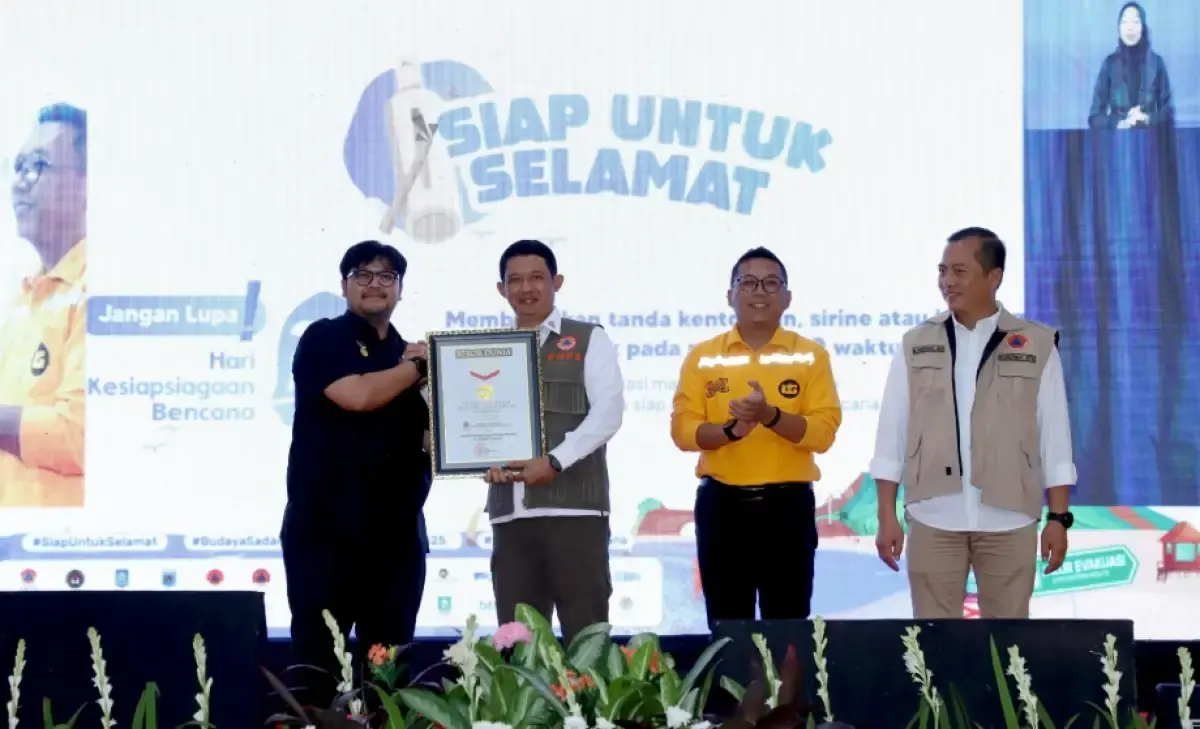 BNPB meraih penghargaan dari Museum Rekor Dunia Indonesia atau MURI dalam penyelenggaraan acara Hari Kesiapsiagaan Bencana (HKB) tahun 2025 yang digelar di Kota Mataram, Nusa Tenggara Barat, Sabtu (26/4/2025). (Sumber: BNPB)