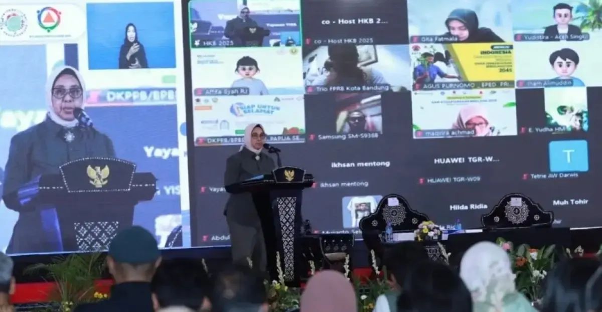 Deputi Bidang Pencegahan BNPB, Prasinta Dewi memberikan pemaparan dalam penyelenggaraan Hari Kesiapsiagaan Bencana (HKB) 2025 yang diselenggarakan di Graha Bakti Praja Kantor Gubernur NTB di Mataram, Minggu (27/4/2025). (Sumber: Antara)