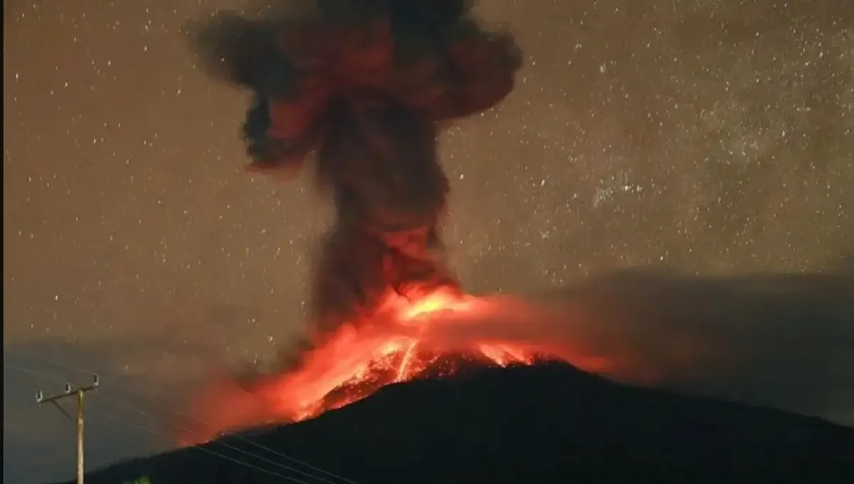 Gunung Lewotobi Laki-Laki di Flores Timur, Nusa Tenggara Timur yang kembali erupsi mengeluarlan lava pijar dan abu vulkanik setinggi 4.000 meter di atas puncaknya, Minggu (27/4/2025) malam. (Sumber: Antara)