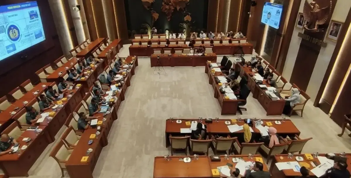 Komisi I DPR RI menggelar rapat dengan TNI AL di kompleks parlemen, Jakarta, Senin (28/4/2025). (Sumber: Antara)
