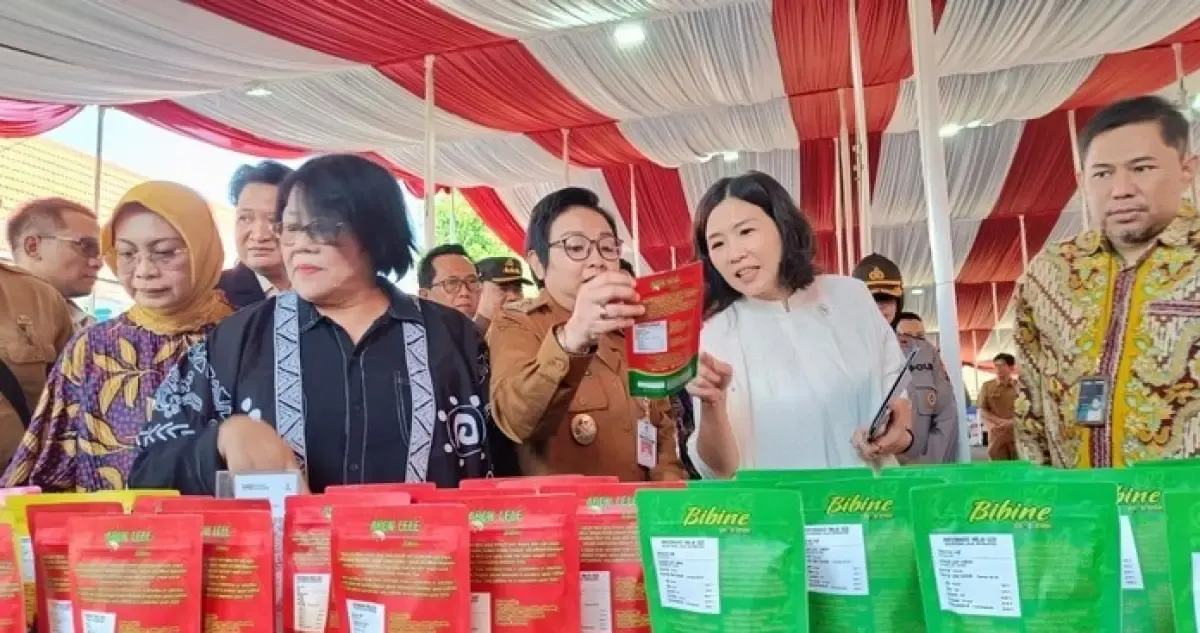 Wamen PPPA, Veronica Tan saat mengunjungi stan UMKM milih pengusaha perempuan di Pendopo Wijaya Kusuma Sakti, Kabupaten Cilacap, Selasa (29/4/2025). (Sumber: Detik)