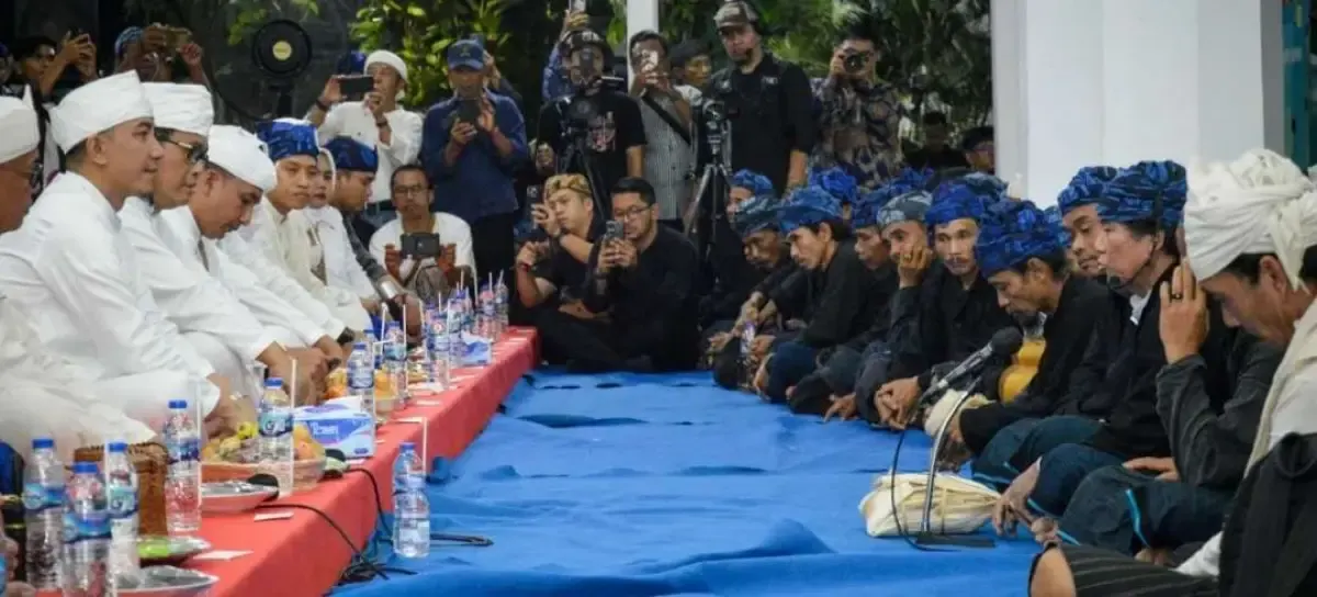 Ribuan warga Baduy dalam dan luar menggelar prosesi adat Seba sebagai ungkapan syukur atas panen dan jaga kelestarian alam, di Pemkab Lebak, Benten, Jumat (2/5/2025) malam. (Sumber: RRI)