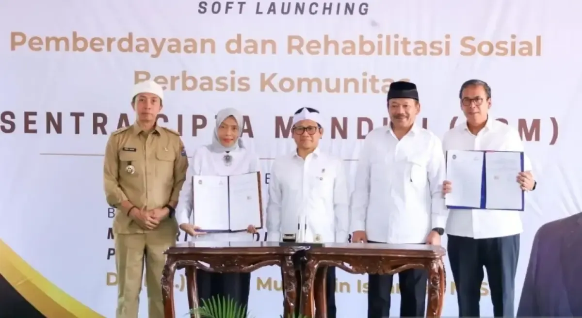 Penandatanganan MoU untuk mendukung program pengentasan kemiskinan dan penghapusan kemiskinan ekstrem antara Baznas RI bersama Kemenko PM di Bogor, Jawa Barat, Senin (5/5/2025). (Sumber: Antara)