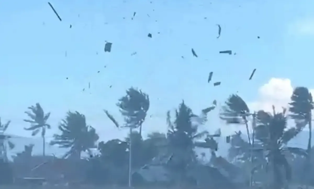 Pusaran angin puting beliung memporak-porandakan pemukiman warga terekam dalam video amatir warga di Kabupaten Gorontalo, Provinsi Gorontalo, Senin (5/5/2025). (Sumber: Antara)