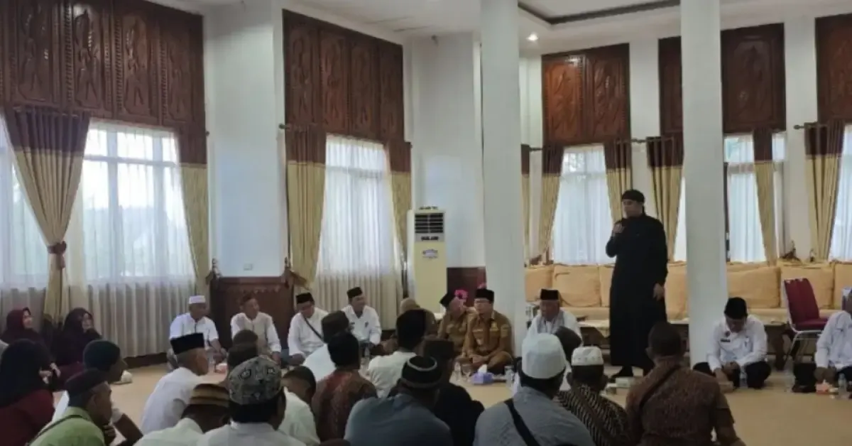 Bupati Bangka Tengah bersilaturahim dengan 135 calon haji di rumah dinasnya, Selasa (6/5/2025). (Sumber: Antara)