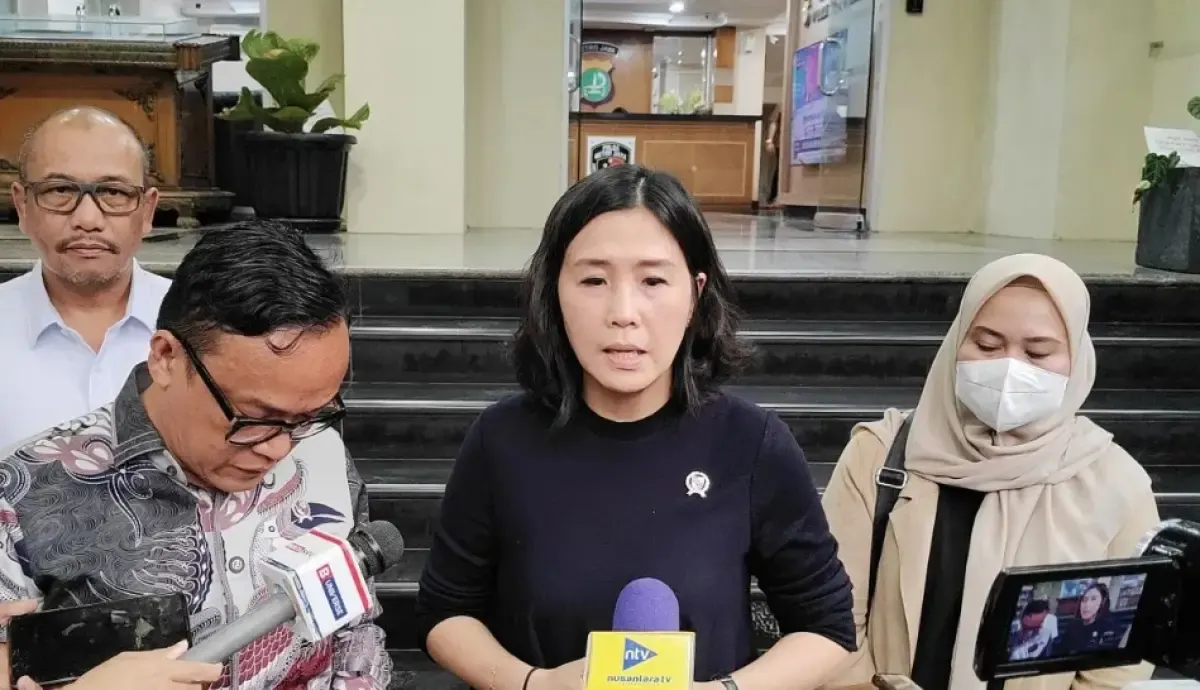Wakil Menteri (Wamen) Pemberdayaan Perempuan dan Perlindungan Anak (PPPA) Veronica Tan saat ditemui di Polda Metro Jaya, Rabu (7/5/2025). (Sumber: Antara)