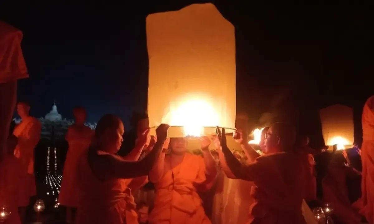 Para peserta dan umat Buddha sedang menerbangkan lampion pada tahun 2023. (Sumber: Kompas)