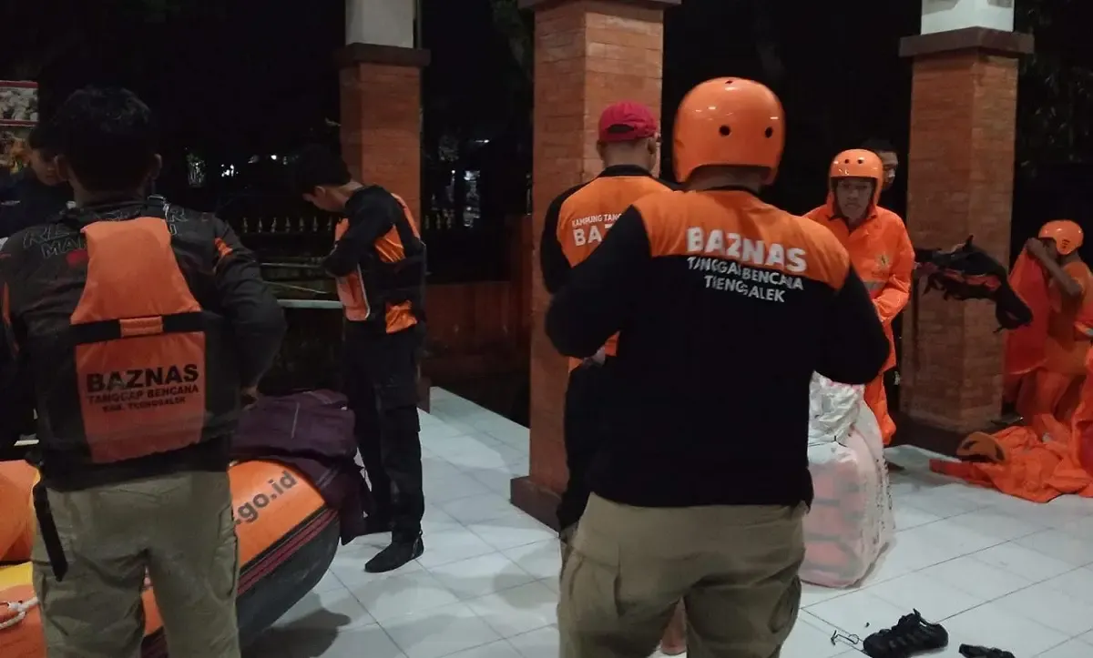 BAZNAS Tanggap Bencana Bantu Evakuasi Korban Banjir di Trenggalek