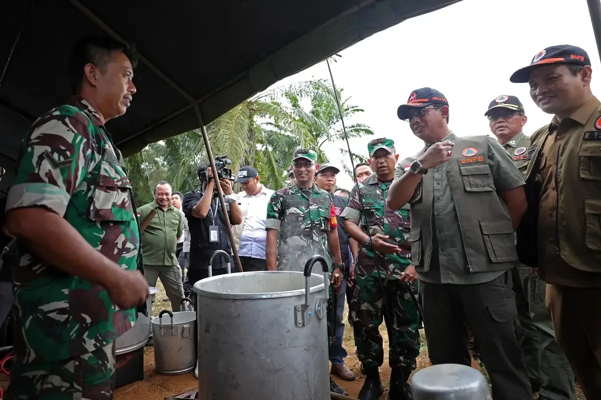 Kepala BNPB Letjen TNI Dr. Suharyanto menyapa dan memberikan bantuan  kepada amasyarakat terdampak gempabumi Bengkulu (Sumber : BNPB/Danung Arifin)