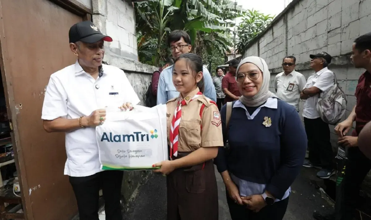 Wamensos Agus Jabo Priyono Bagikan 10.000 Paket Seragam Sekolah (Sumber : Dok. Kemensos)