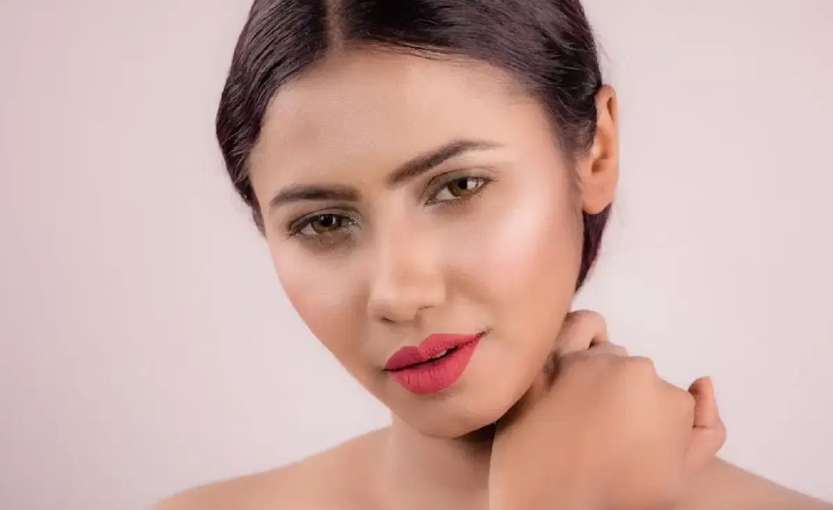 10 Rekomendasi Lipstik Nude yang Cocok untuk Kulit Wanita Indonesia (Sumber : Unsplash/Bulbul Ahmed)