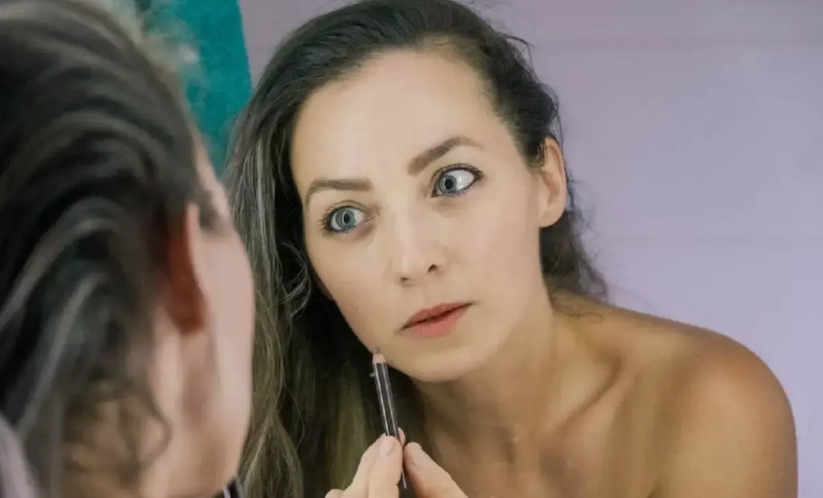 Ilustrasi: Kesalahan Makeup yang Bikin Tampak Lebih Tua (Sumber : Unsplash/Ladislav Stercell)