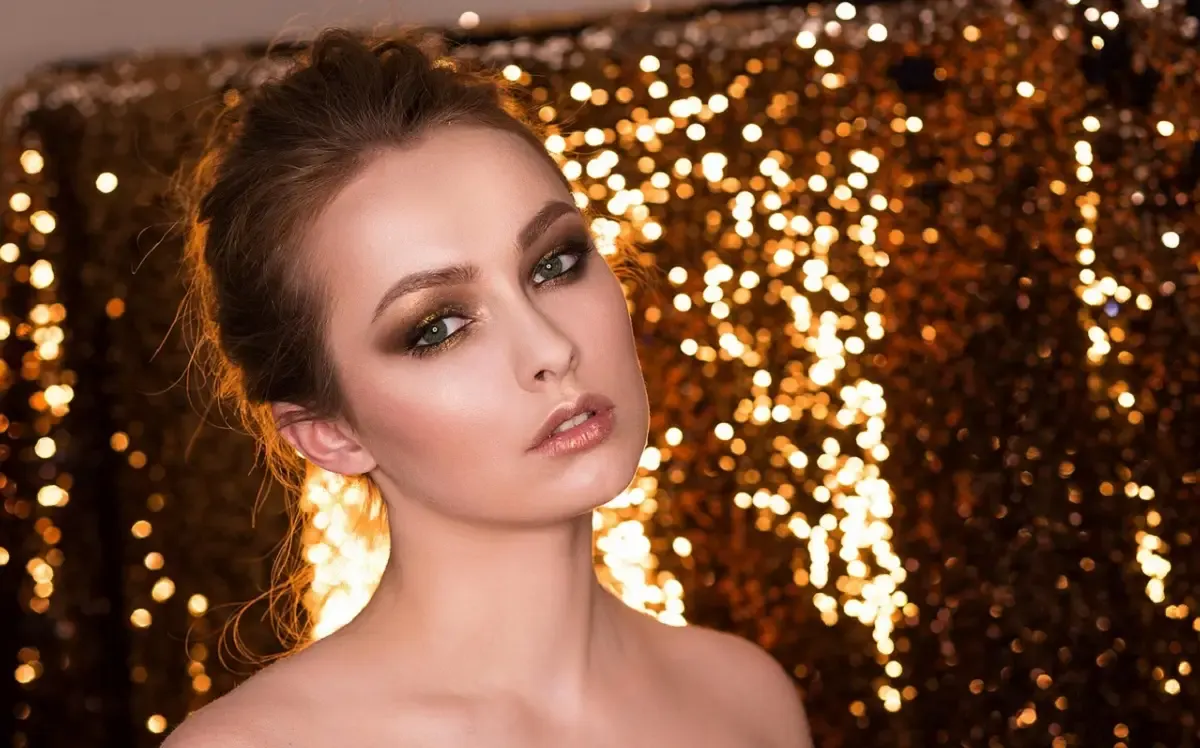 Cara Pakai Highlighter Biar Wajah Nggak Terlihat Berminyak (Sumber : Pixabay/Gromovataya)