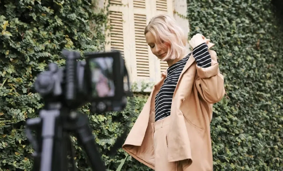 Street Style Selebriti yang Bisa Jadi Inspirasi (Sumber : Pexels/Natalia Blauth)