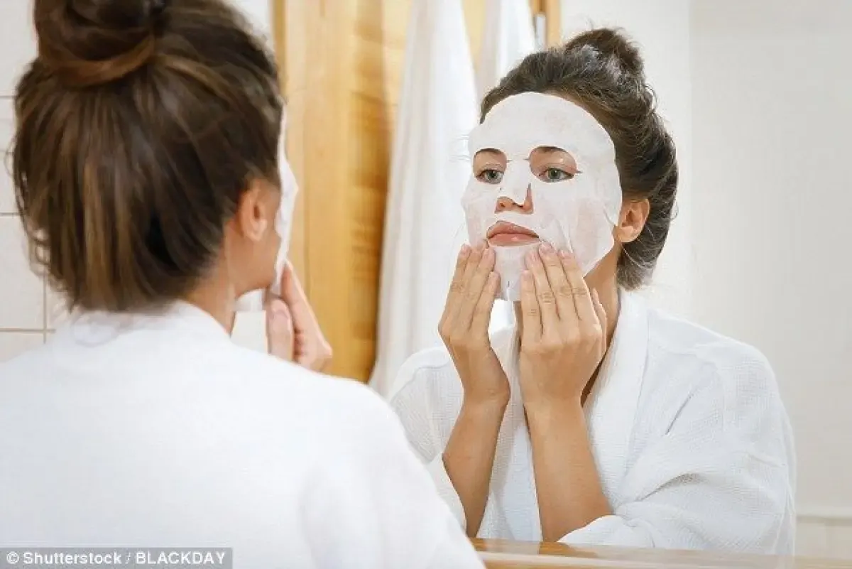 Berapa Kali Seminggu Harus Pakai Sheet Mask agar Hasil Maksimal? (Sumber : pinterest / Daily Mail)