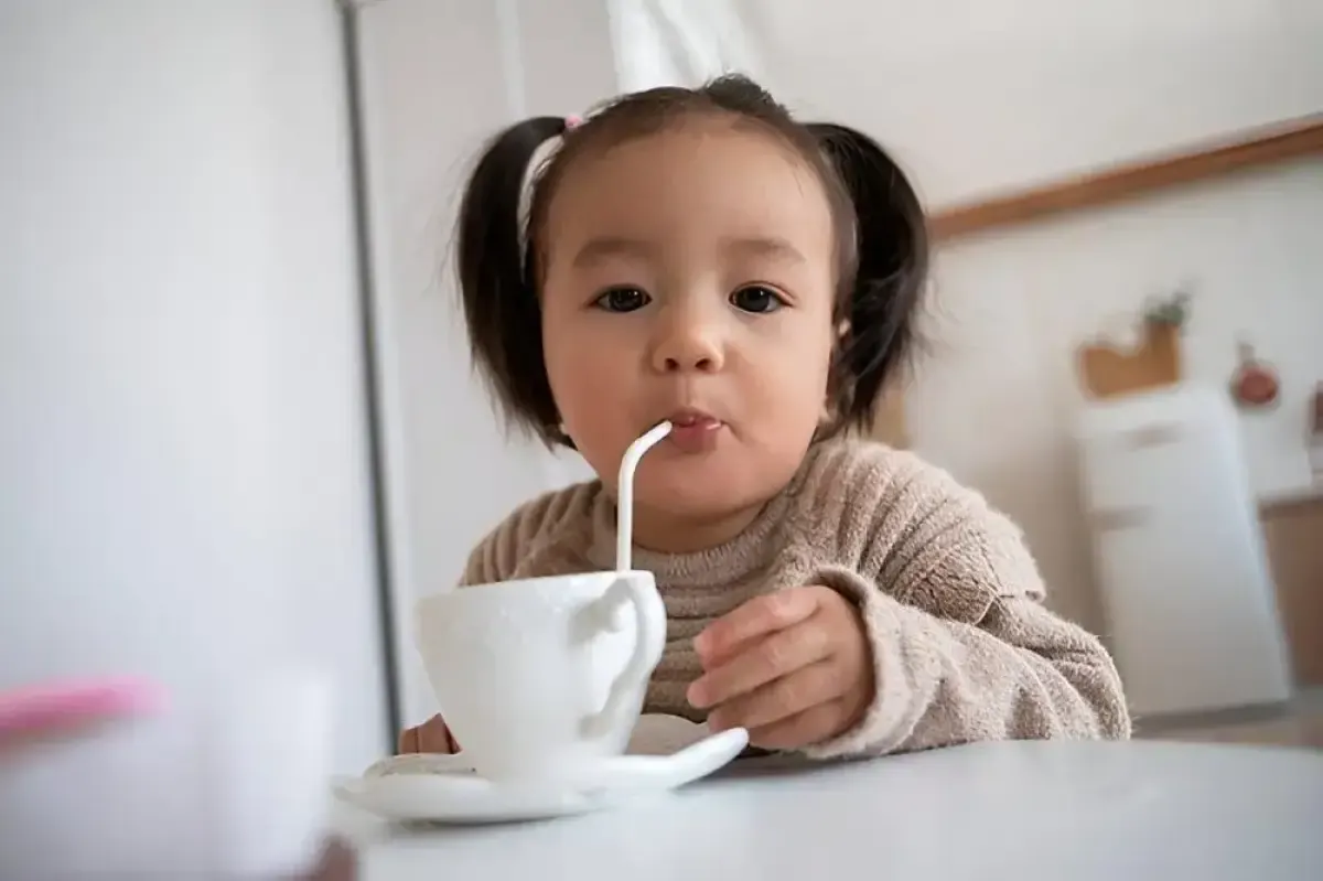 ilustrasi balita minum kopi (Sumber : reepik.com/freepik)