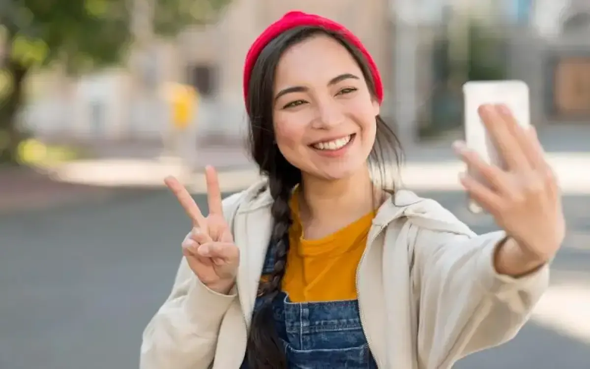 ilustrasi Sidik Jari Bocor dari Selfie? Simak Fakta tentang Pose Peace yang Viral (Sumber : freepik/magnific.com)