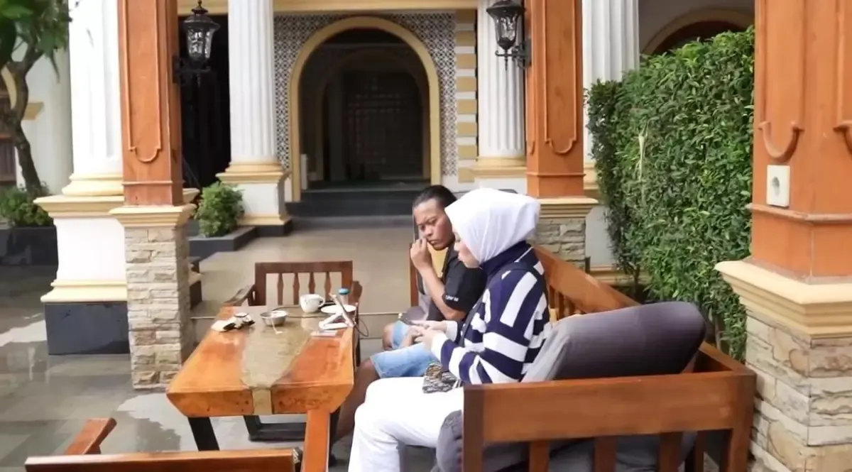 Momen Sule dan Nathalie Holscher duduk bareng di rumah Sule pasca cerai. (Sumber : YouTube/Nathalie Holscher)