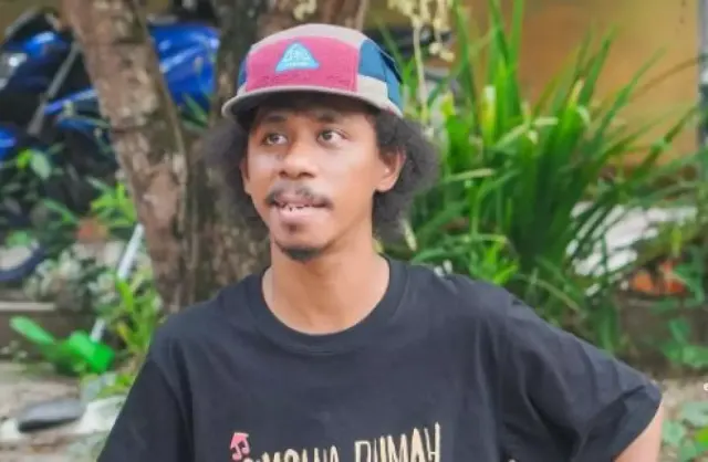 Makna dan Arti Lagu Komang Ciptaan Raim Laode