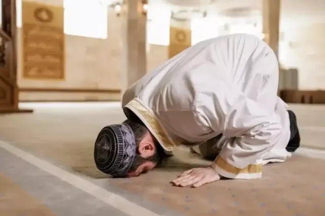 Gerakan yang Membatalkan Sholat Menurut Mazhab Syafii dan Maliki