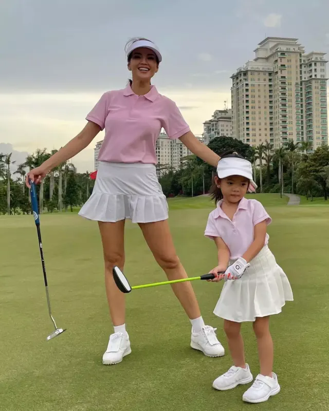 Serasi dan Kompak, Intip OOTD Chef Farah Quinn dan Amaira Bermain Golf