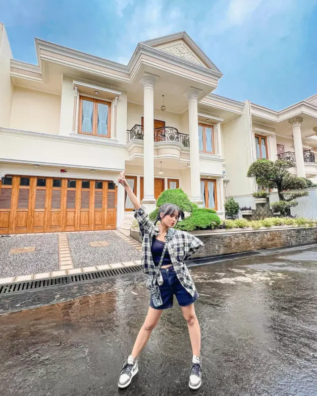 6 Seleb yang Berhasil Punya Rumah Seharga Miliaran di Usia 20-an, Siapa Saja Ya?