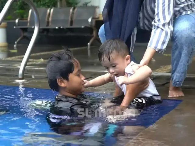 Adzam Renang Bareng Ferdi, Netizen Ramai-ramai Doakan Supaya Nathalie-Sule Rujuk