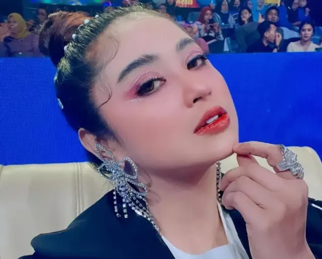 Heboh! Angga Wijaya Umroh, Dewi Perssik Sindir Pakai Uang Haram