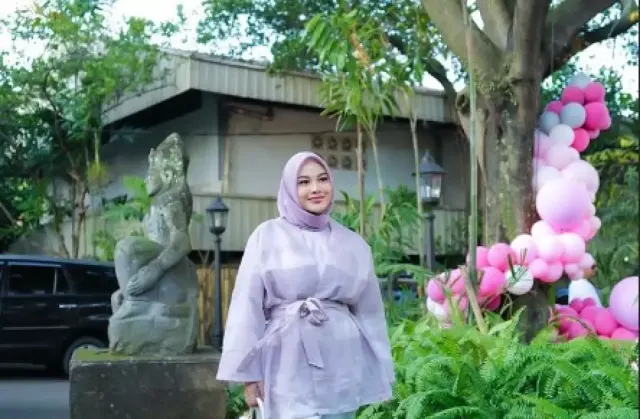 5 OOTD Warna Cerah ala Aurel Hermansyah Cocok untuk Liburan Bareng Keluarga