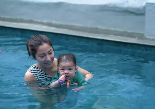 Potret Gemas Baby Issa dan Nikita Willy Belajar Berenang, Issa Sempat Panik Saat Menyelam