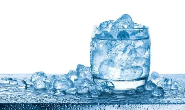 Benarkah Minum Air Es Bisa Membuat Perut Buncit?