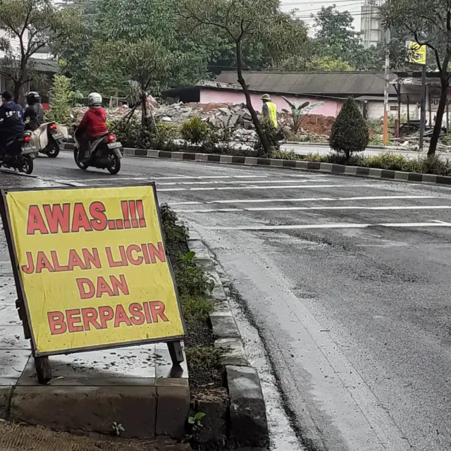Teknik Mengerem Motor Saat Hujan, Antisipasi Jalanan Licin