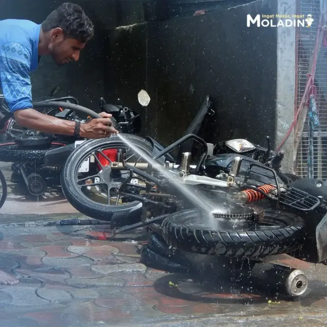 Komponen yang Gak Boleh Kena Air Saat Cuci Motor, Wajib Tahu!