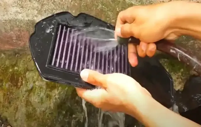 Bersihkan Filter Udara Jenis Stainless Steel untuk Sepeda Motor Setiap 5.000 KM!