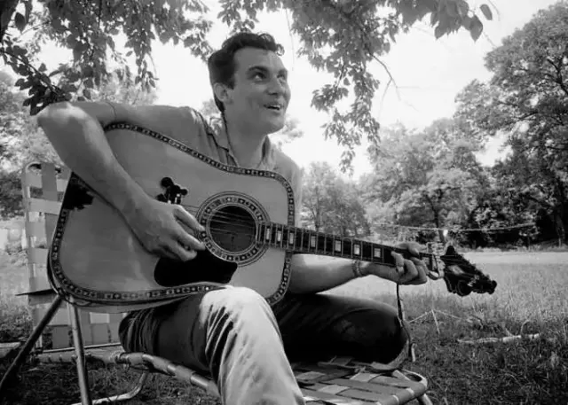 Yuk Bernostalgia dengan Lagu Evergreen Milik Johnny Horton Berjudul "Whispering Pines"