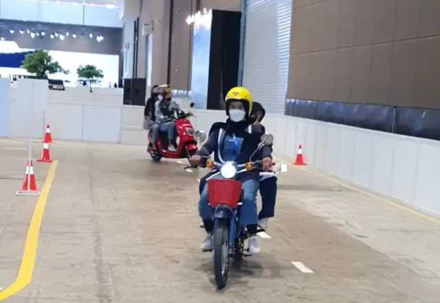 Penting! Pahami Posisi Naik Motor yang Baik dan Benar