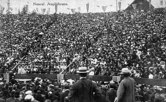 Mengenal The Wave, 'Gelombang' Dukungan Suporter di Dalam Stadion
