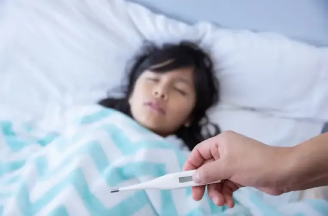 Bun Jangan Khawatir! Ini Tips Mengatasi Demam Pada Anak di Rumah